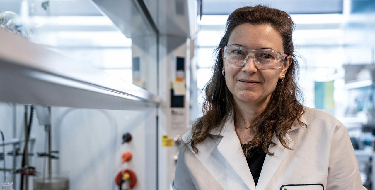 femme en blouse de laboratoire