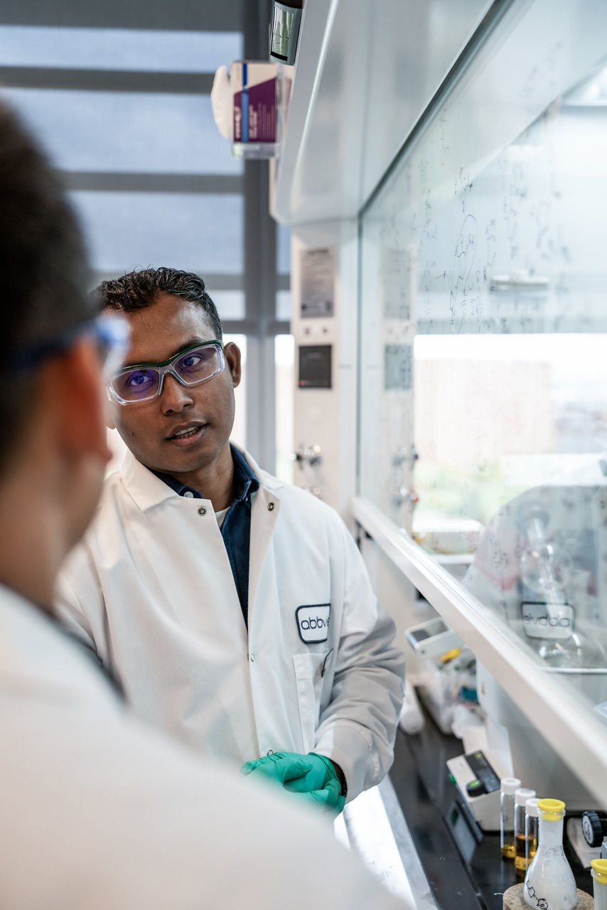 employés dans un laboratoire parlant devant un tableau blanc