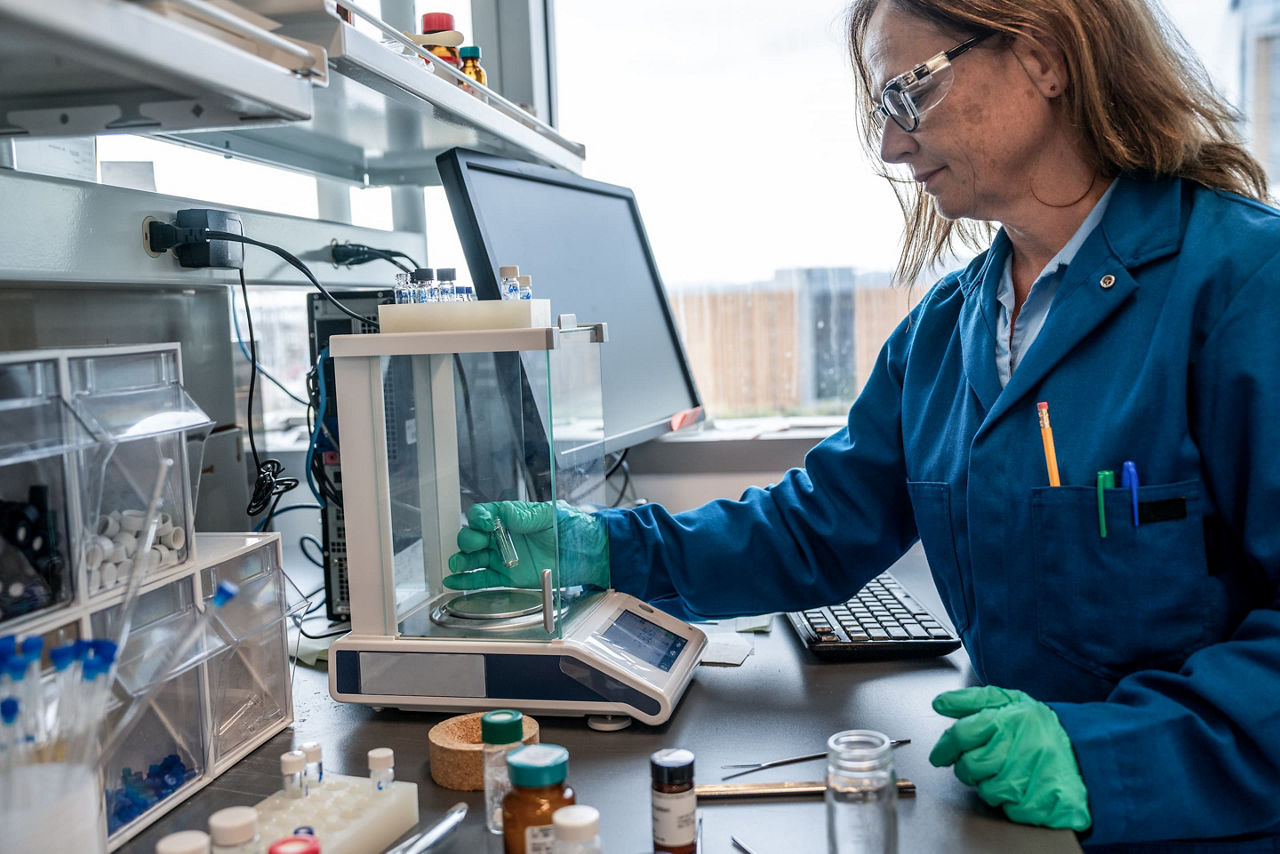 Woman working in a lab.