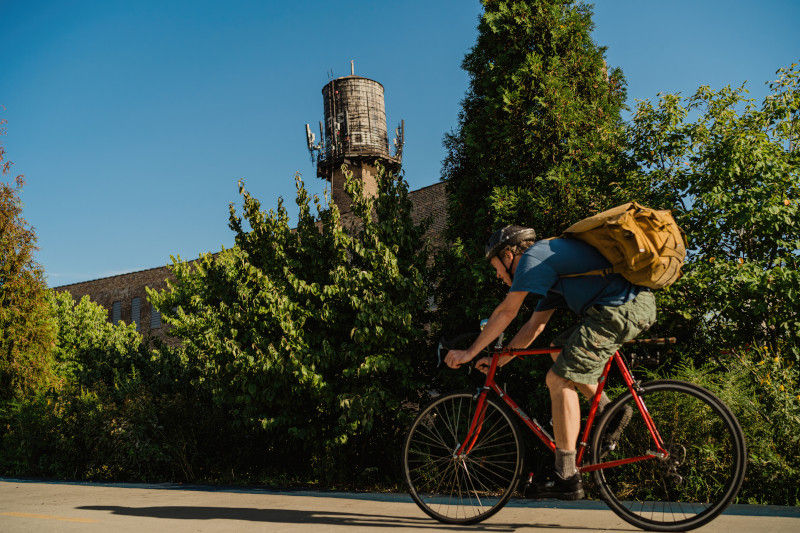 Radfahrer fährt durch einen Park