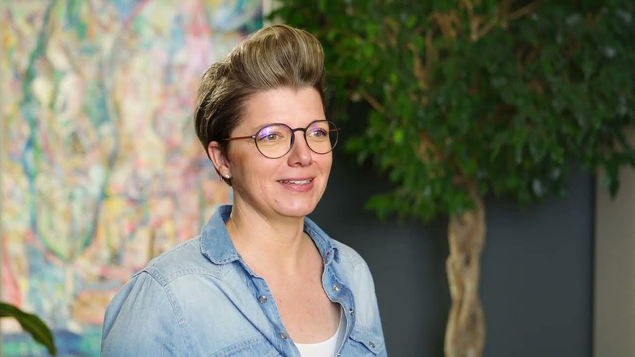 Claudia Fuchs, Leiterin des CED Kompass, erklärt im Video, wie sie mit Morbus Crohn umgeht
