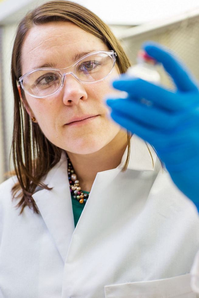 Naukowcy w biurze z pipetą w dłoni