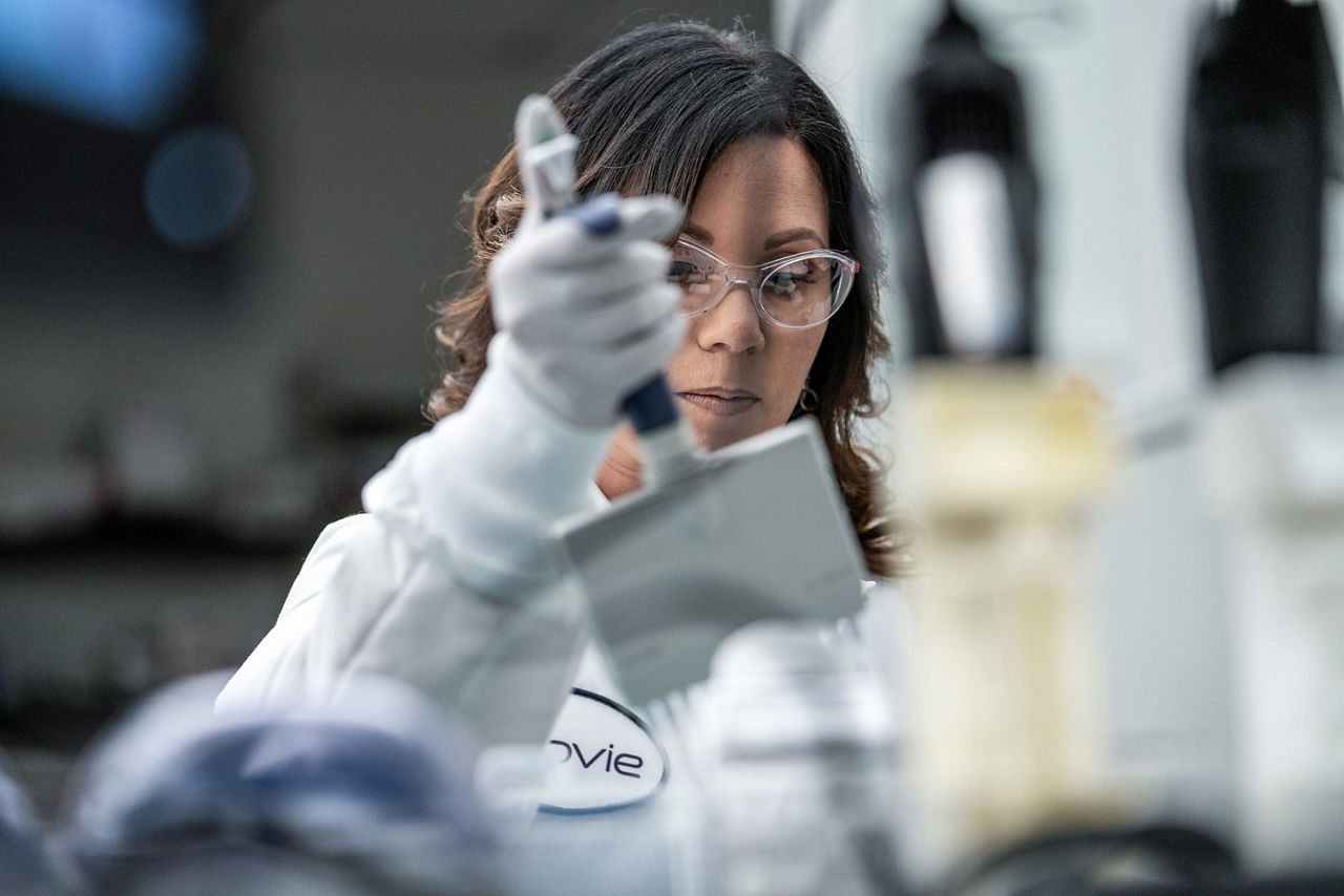 Wissenschaftler verwenden ein Gerät, um mehrere Proben auszuwählen