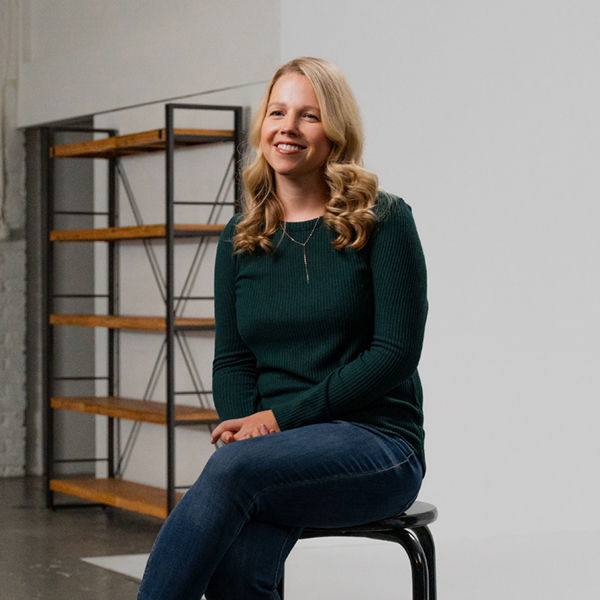 Wendy, Teamlead im Bereich HTA und Early Pipeline Immunology sitzt auf einem hohen Hocker.