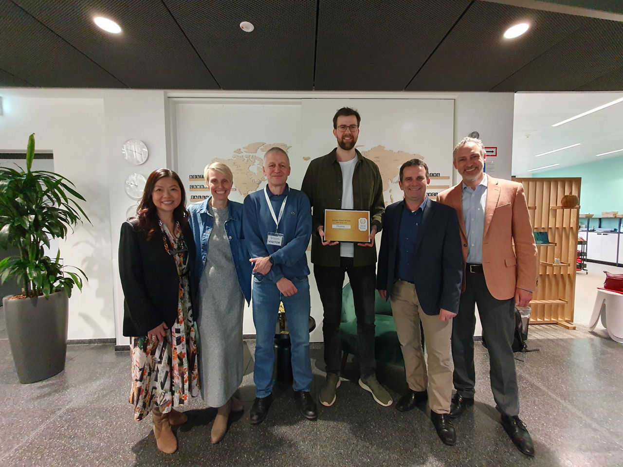 Die Gewinner von PHAME Therapeutics präsentieren ihr Golden Ticket zusammen mit Vertretern von BioLabs und AbbVie