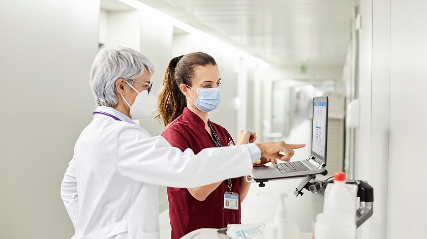 dr and nurse at laptop