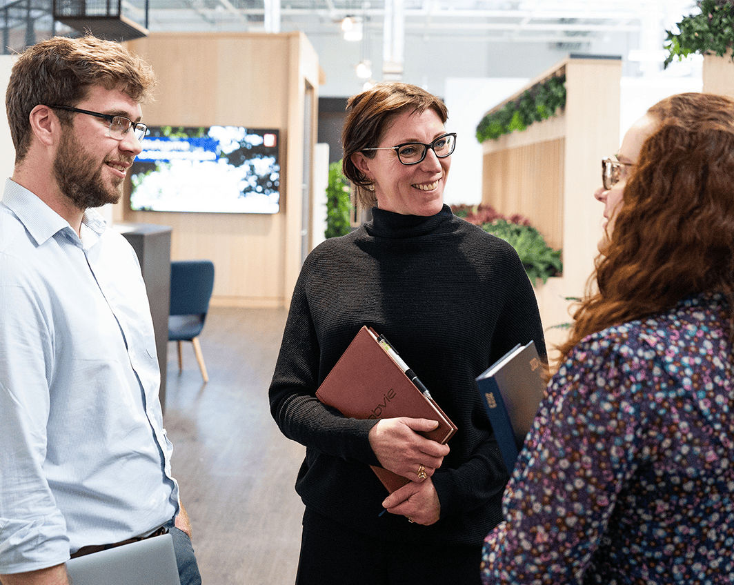 employees-meeting-in-hall.