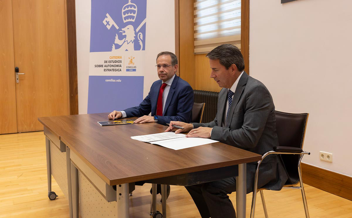 Firma de Felipe Pastrana, director general de AbbVie España, del convenio de colaboración con la Universidad Pontificia Comillas