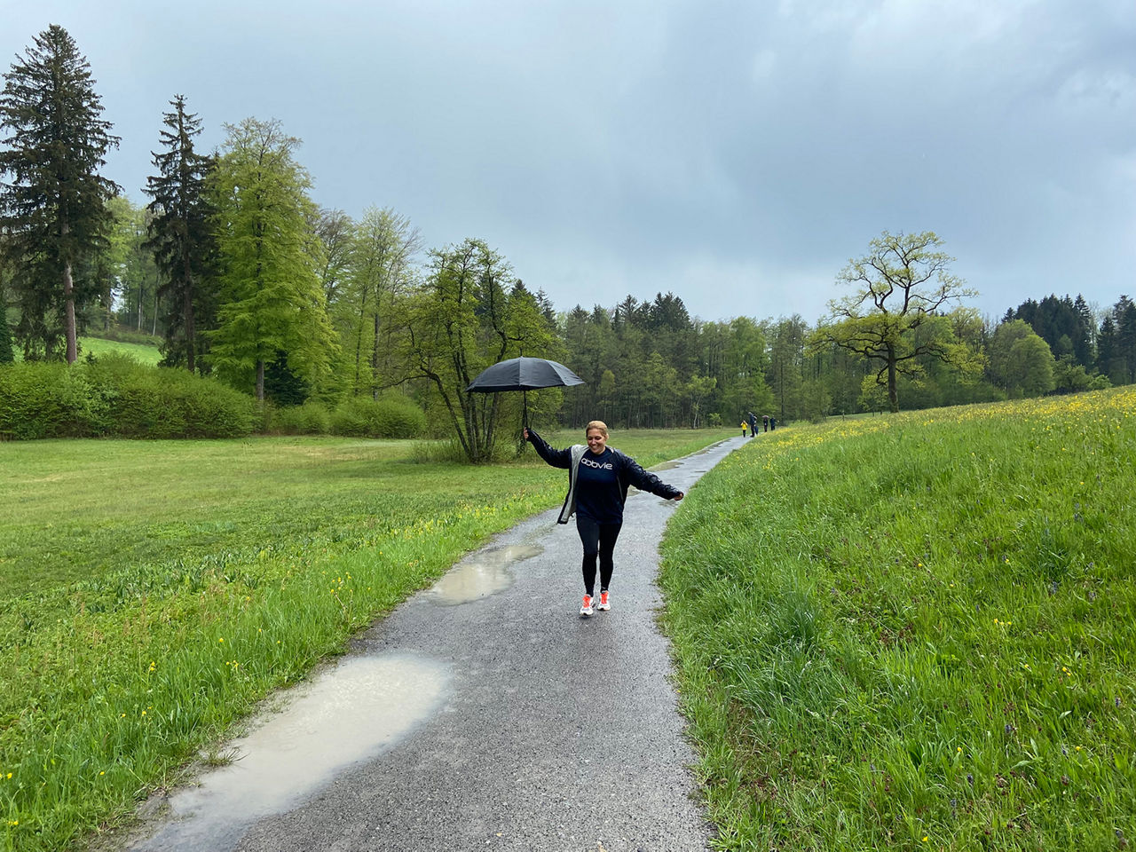 Départ timide sans lâcher le parapluie…