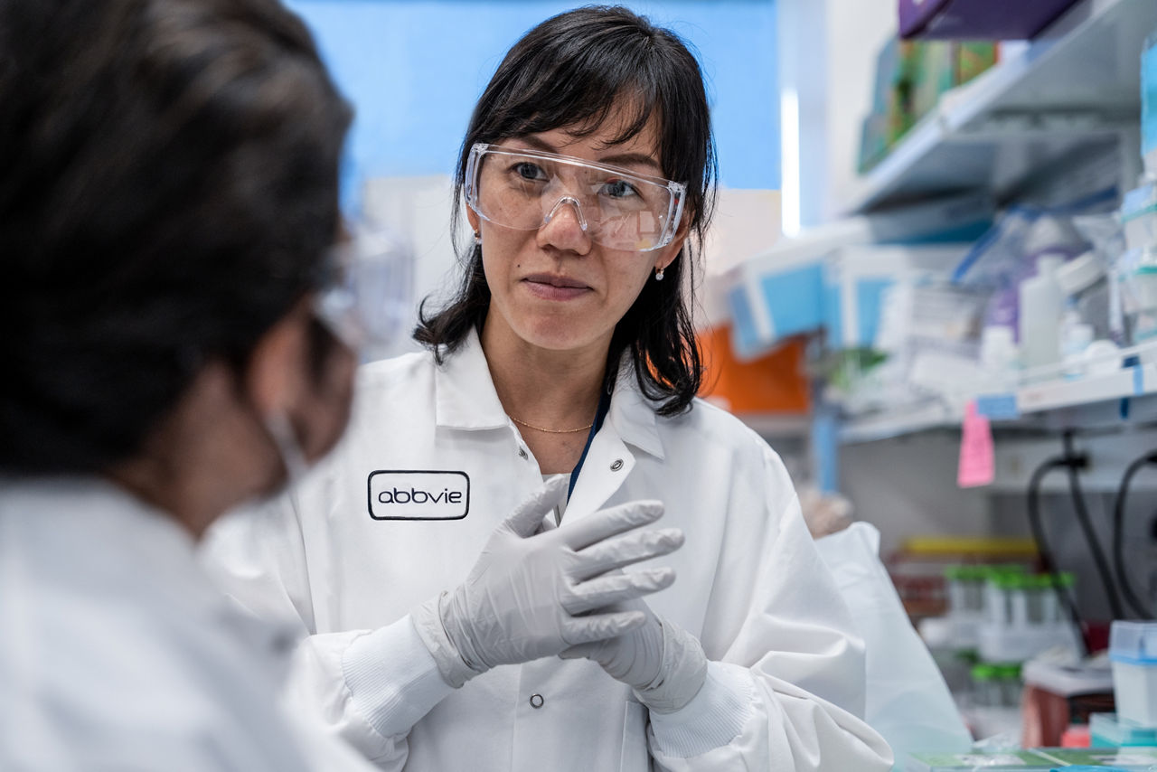 femme travaillant dans un laboratoire portant des blouses de laboratoire et inspectant des échantillons
