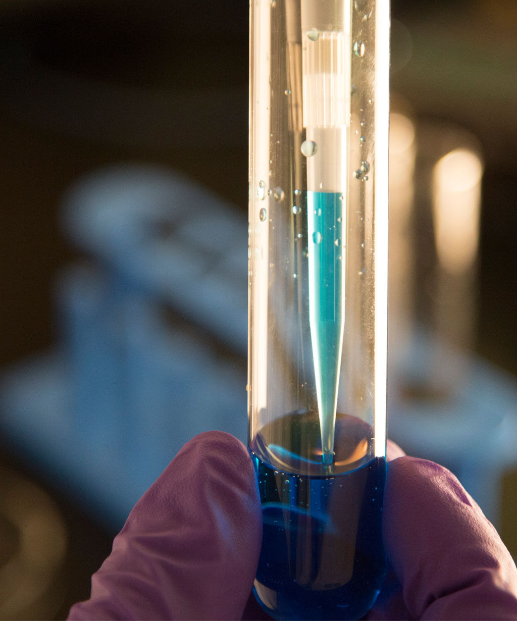 pipette avec un produit bleu