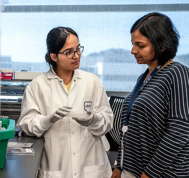 two-women-in-lab