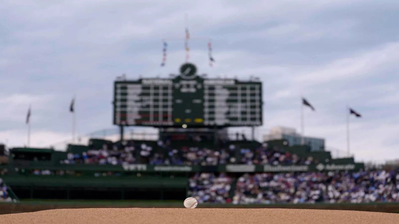 chicago cubs wrigley field scoreboard