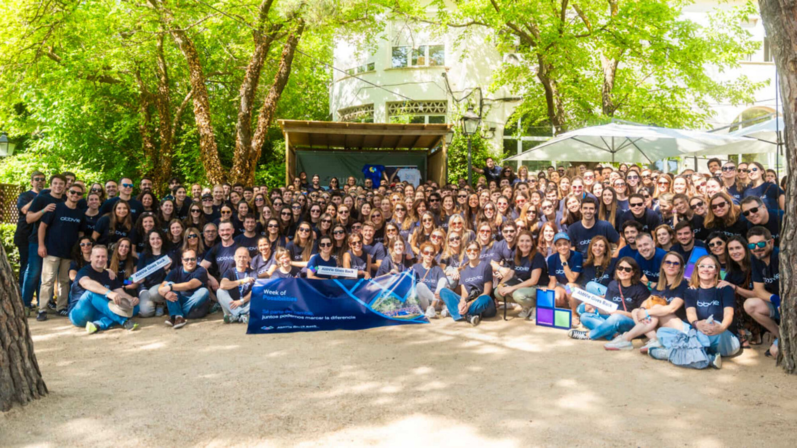 Empleados de AbbVie España participando en una jornada de voluntariado para apoyar a los afectados por la DANA, en el marco de Week of Possibilities.
