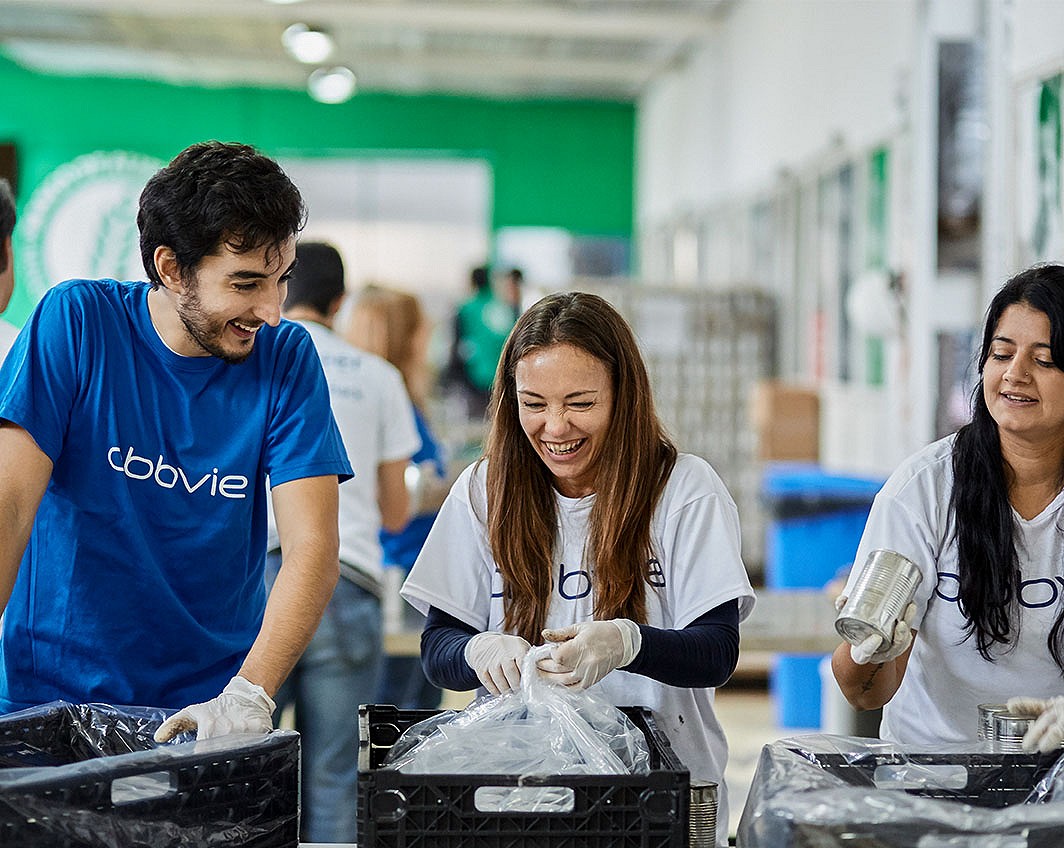 employees volunteering